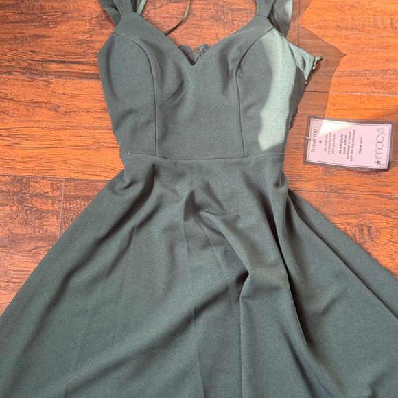 Elegant Green Sleeveless Dress - Picture 1 of 4